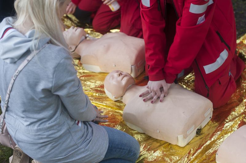 BLS vs CPR AED: What CPR Class Should I Take?
